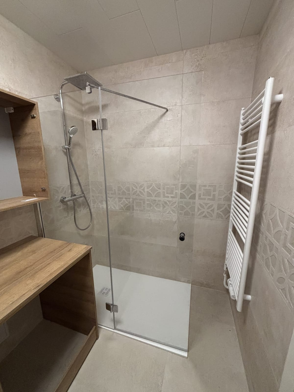 Bézs walk-in zuhany mintás csempesávval és fa mosdópulttal, Sopron